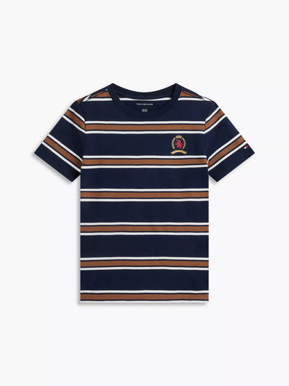 Camiseta infantil a rayas con logo de escudo
