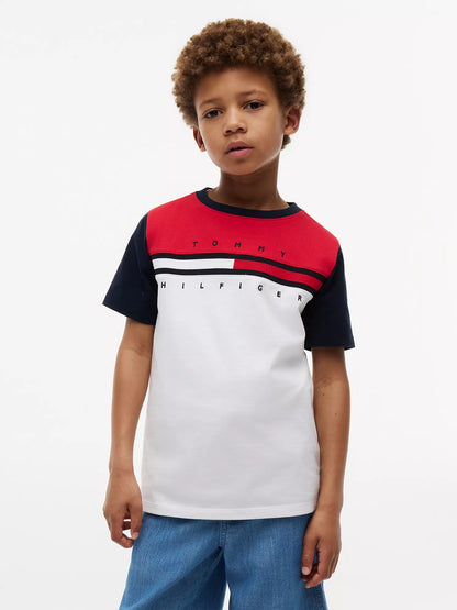 Camiseta infantil con bloques de color y rayas de la bandera