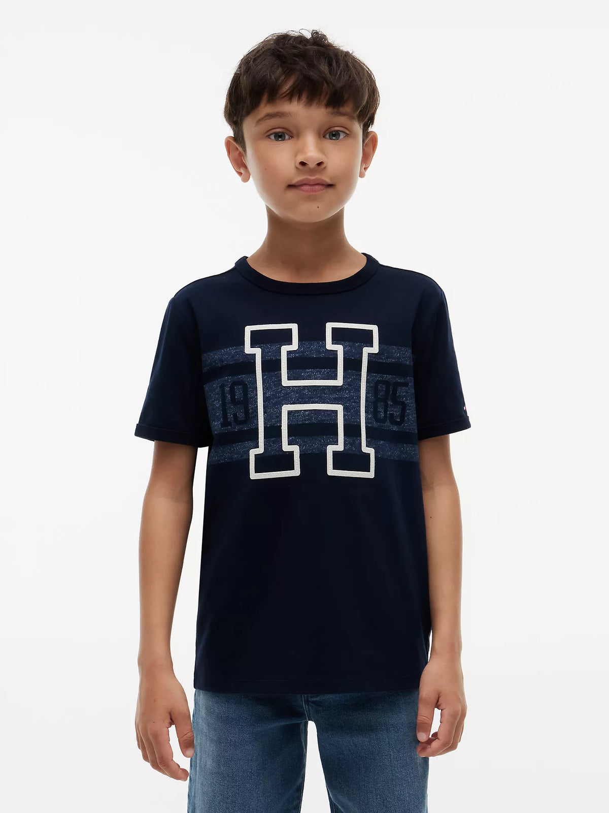 Camiseta infantil con logo y rayas estilo universitario