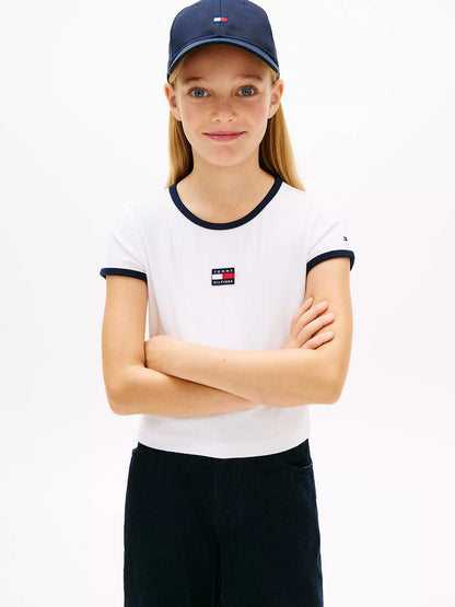 Camiseta infantil acanalada con ribete y distintivo