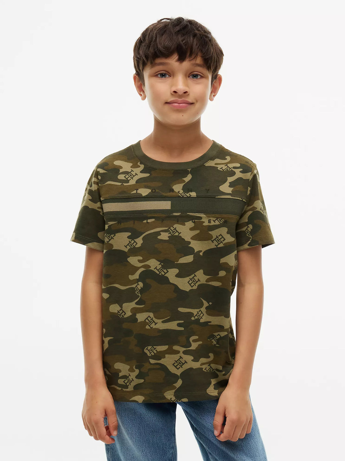 Camiseta infantil con estampado de camuflaje y monograma