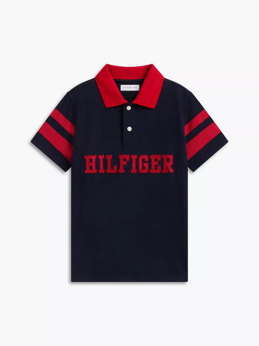 Polo infantil Hilfiger con logo y rayas estilo universitario.