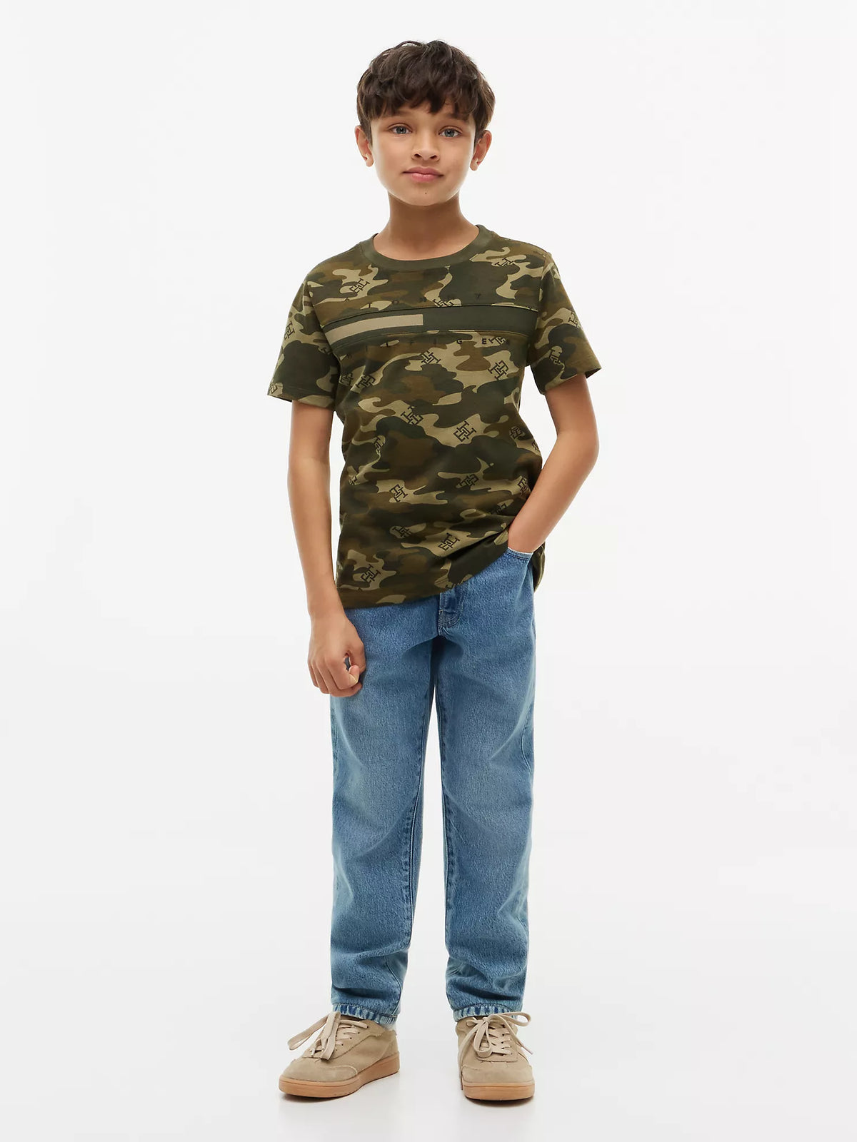 Camiseta infantil con estampado de camuflaje y monograma