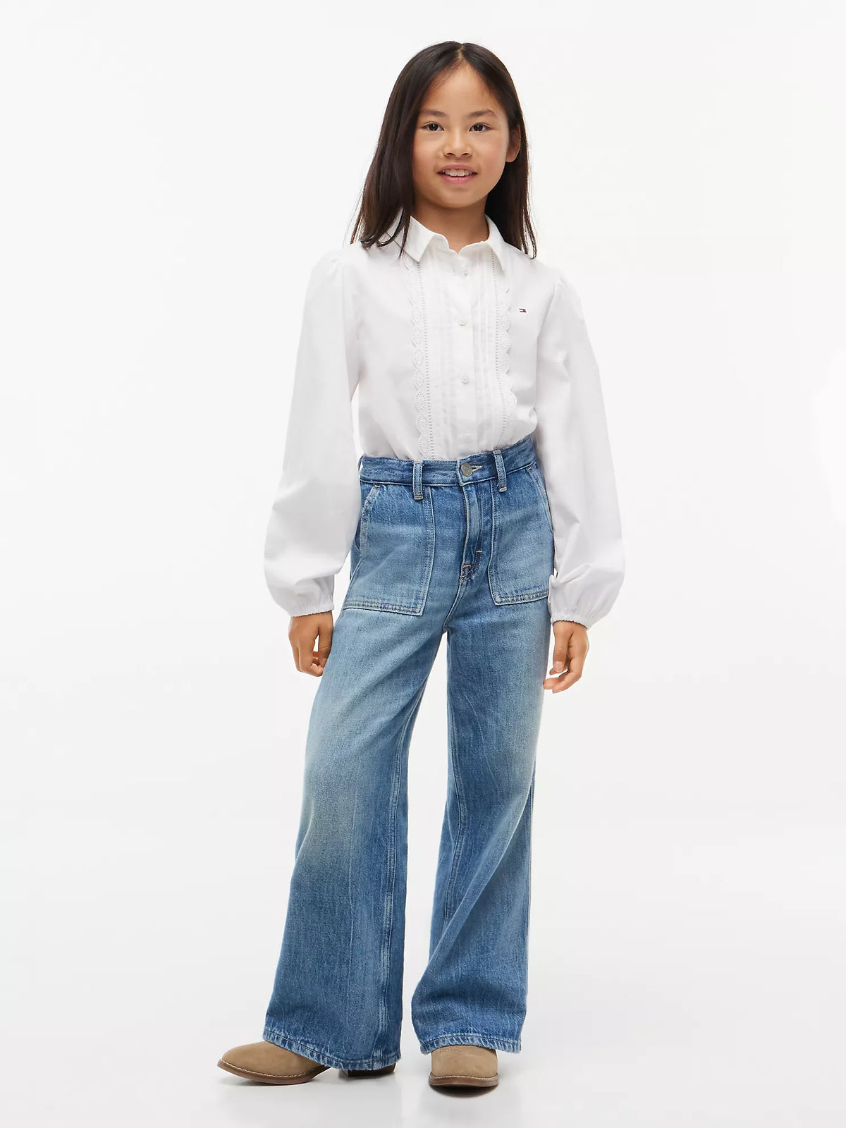 Camisa infantil con ojales bordados