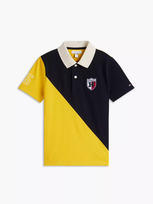 Polo elástico con bloques de color y logo del escudo