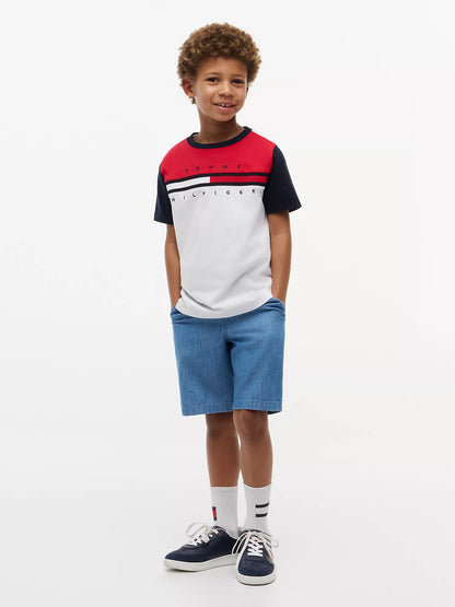 Camiseta infantil con bloques de color y rayas de la bandera
