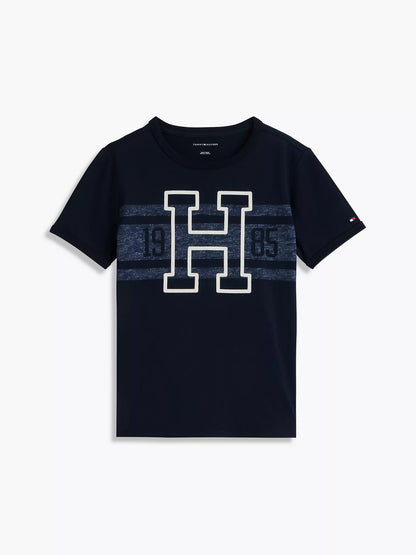 Camiseta infantil con logo y rayas estilo universitario