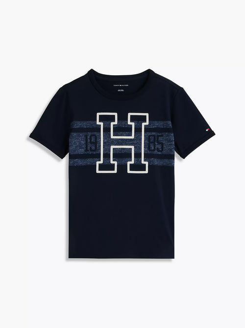 Camiseta infantil con logo y rayas estilo universitario