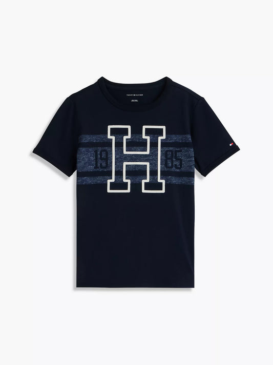 Camiseta infantil con logo y rayas estilo universitario