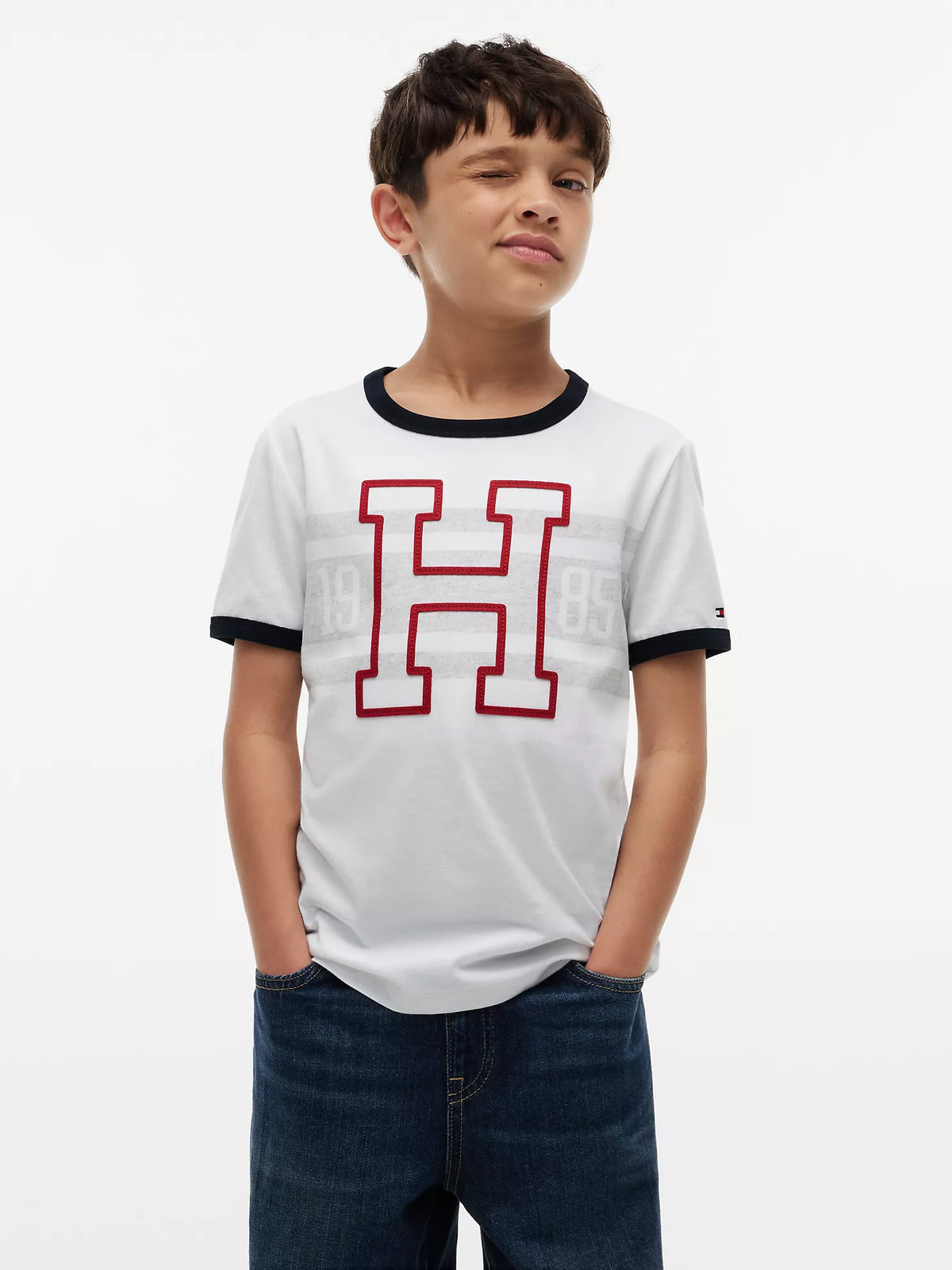 Camiseta infantil con logo y rayas estilo universitario