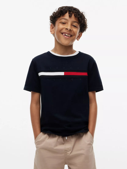 Camiseta infantil con logo de bandera y rayas