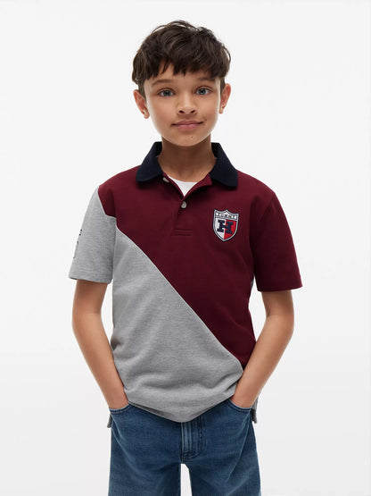 Polo elástico con bloques de color y logo del escudo