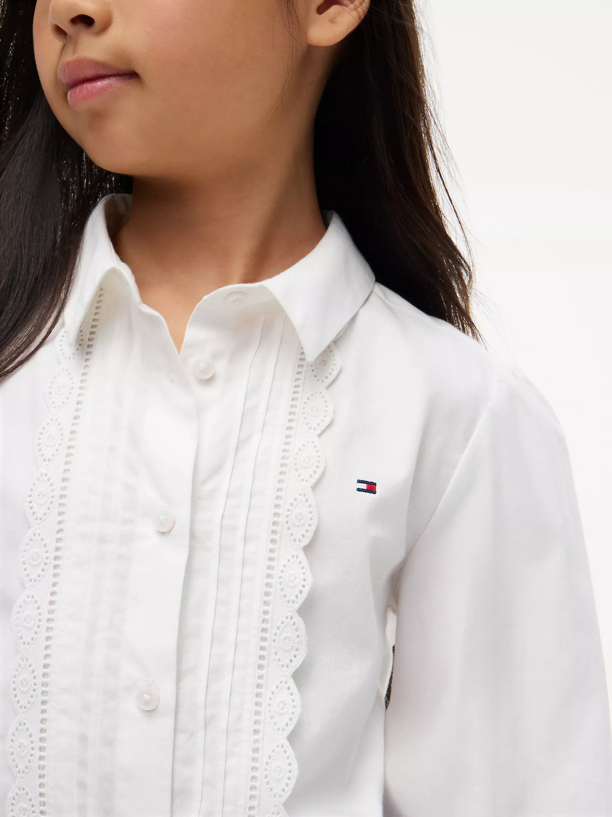 Camisa infantil con ojales bordados