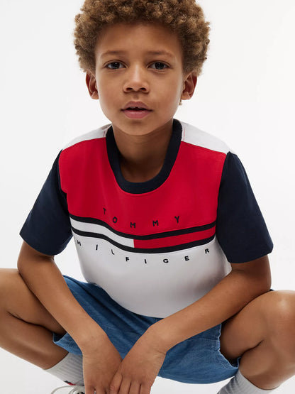 Camiseta infantil con bloques de color y rayas de la bandera