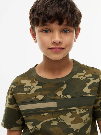 Camiseta infantil con estampado de camuflaje y monograma