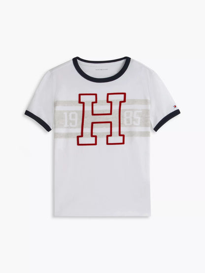 Camiseta infantil con logo y rayas estilo universitario