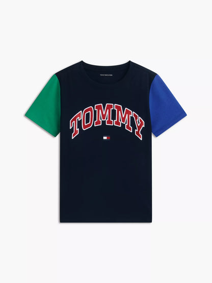 Camiseta infantil estilo universitario con logo Tommy