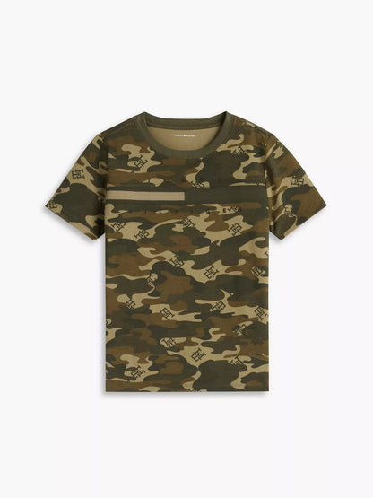 Camiseta infantil con estampado de camuflaje y monograma