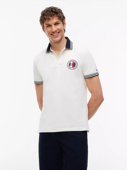 Polo de corte regular con logo circular
