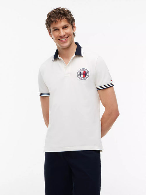 Polo de corte regular con logo circular