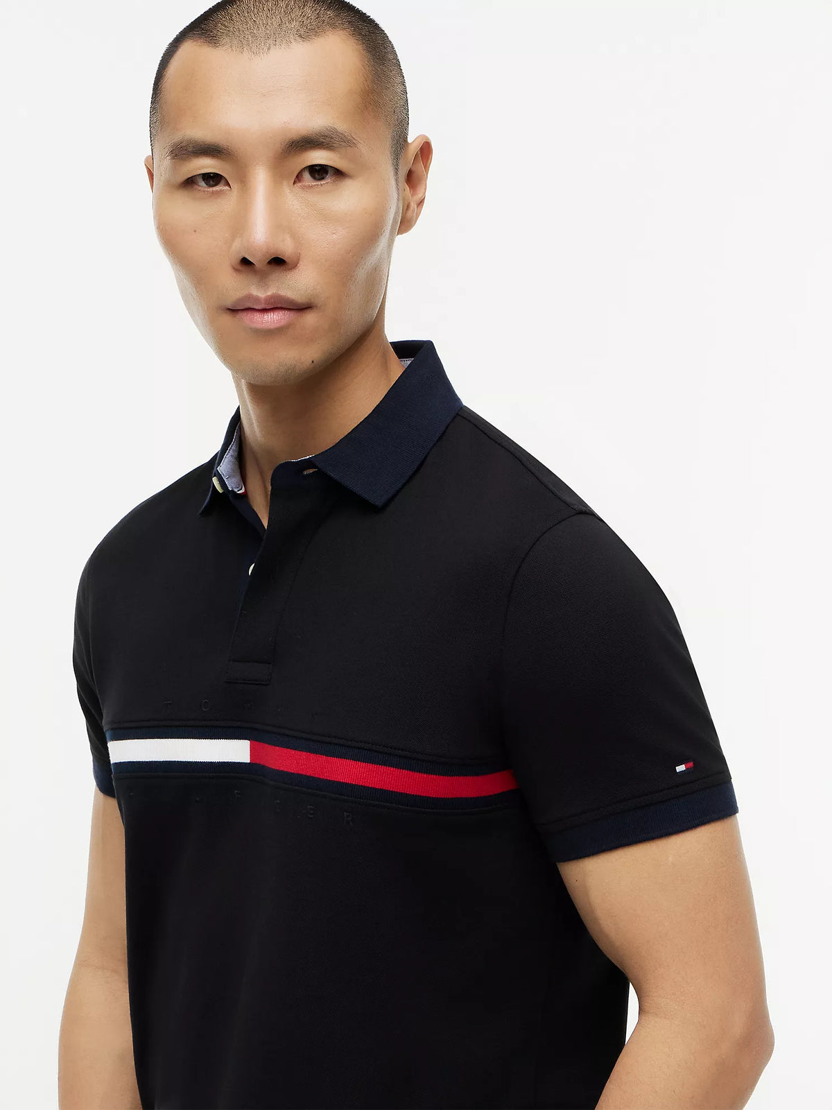 Polo de corte regular con rayas bordadas