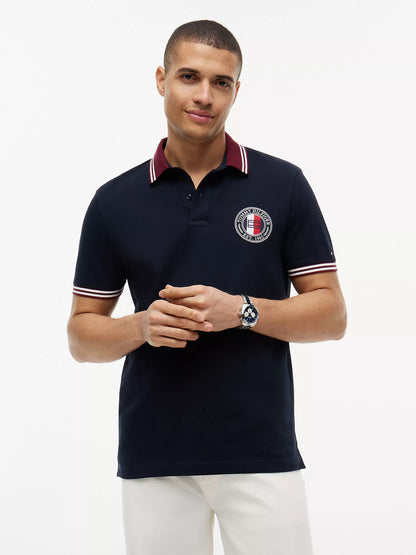 Polo de corte regular con logo circular