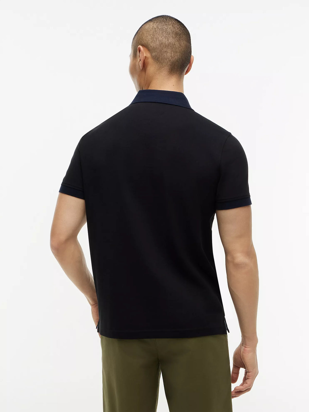 Polo de corte regular con rayas bordadas